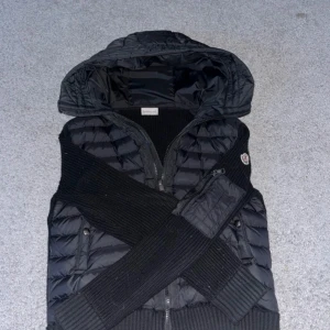 Svart pufferjacka från Moncler - Svart Moncler cardigan i toppskick till salu! Stilren och bekväm, perfekt för alla tillfällen. Byten accepteras, så hör av dig med förslag!