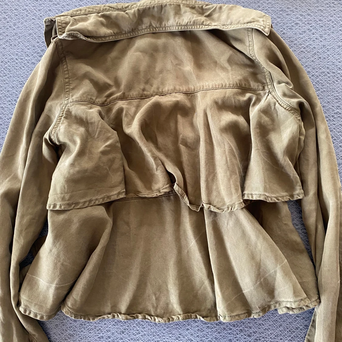 Olivgrön jacka med volangdetalj - 3