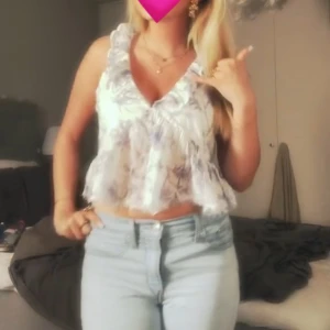 Blommig volangtopp från Gina tricot - Söt, somrig volang topp från Gina. Med knytning i ryggen. Använd en gång inga defekter osv. Skriv för frågor mm. 💓💓