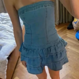 Jeans klänning  - Säljer denna jätte söta jeans klänningen, köpt på Plick i somras och använd ett fåtal gånger 💞Jätte fint skick, hör av dig vid intresse eller frågor! (Lånade bilder)