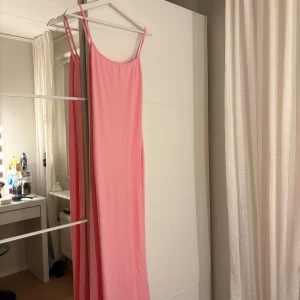 Rosa långklänning - Säljer en tight rosa långklänning med smala axelband. Hör av er vid funderingar eller om ni vill ha bilder med hur plagget sitter på mig. Titta gärna in mina andra plagg!