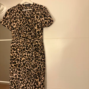 Leopardmönstrad klänning med knappar - Snygg leopardmönstrad klänning. Hör av er vid funderingar eller om ni vill ha bilder med hur plagget sitter på mig. Titta gärna in mina andra plagg!