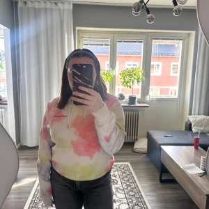 Flerfärgad hoodie från Peak Performance - Säljer en snygg flerfärgad hoodie från Peak Performance i storlek S. Den har en mjuk och bekväm passform med en härlig mix av rosa, gul och vit. Perfekt för en avslappnad stil. Hoodien har en klassisk design med dragsko i huvan.
