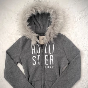 hollister fur zip up - ♡ handsydd därav fast pris! ♡ inga synliga defekter tillkommer! ♡ pälsen har blivit noggrant sydd för att bland annat sitta fast hårt och se tjock och stor ut! ♡ endast handtvätt då tvättmaskin + torktumlare förstör pälsen! 