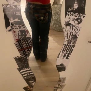 Mörkblå true religon jeans - Snygga mörkblå true religon jeans med tydliga kontrastsömmar och unika bakfickor. De har en låg midja och en straight passform. Dem är storlek w26 och passa mig i längden som är 166cm. Dem har 3 fläckar som man ser på bilderna men de syns inte när man har dem på sig!