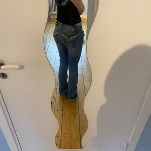 Miss me jeans  - Snygga blå bootcut miss me jeans med svin snygga bakfickor. Jeansen har låg midja och en klassisk femficksdesign. Dem är storlek w26 och jag är en och 166 och är långa för mig 