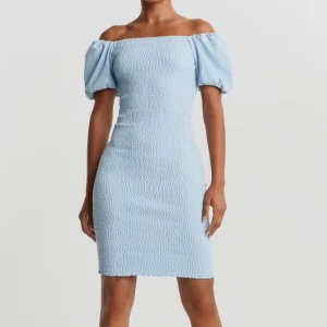 Ljusblå offshoulder klänning - Jättesöt ljusblå klänning från Gina Tricot. Klänningen är i jättefint skick🩵