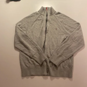 Grå kofta från Tommy Hilfiger - Säljer en grå kofta ifrån Tommy hilfiger i storleken S. Köpt i usa med original pris 1000kr. Ej använd pågrund av felköp med lapp. 
