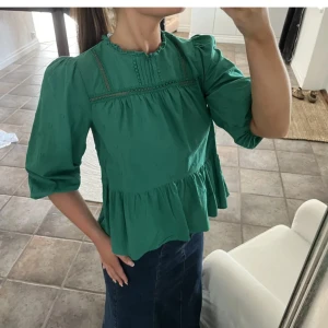 Grön blus med volangdetaljer - Säljer en söt grön blus med volangdetaljer och trekvartsärmar från Zara. Lånade bilder! Mycket fint skick. Säljer eftersom den inte kommer till användning☺️❤️