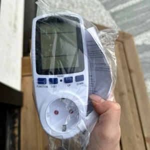 Elmätare - Enkel att använda Hittar energitjuvar Strömförbrukning per dag Tydlig display Inbyggt batteri för back up CE-märkt, Med knapparna kan du bla mäta, Aktuell spänning, aktuell strömförbrukning, aktuell frekvens, tid, datum, kilowatt per timme, överbelastningsvarning och mycket mer. Elmätaren är lätt att använda och ger dig full kontroll över vilka energitjuvar som finns i ditt hem. När elpriset är högt så är en elmätare ett måste!  