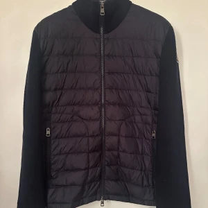 Moncler  - Moncler cardigan. Storlek M. Skick 8.5/10. Pris 4390kr.