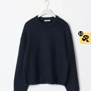 Mörkblå tröja från Gina Tricot - Säljer en stilren mörkblå tröja från Gina Tricot i premiumkvalitet. Tröjan har en klassisk rund hals och långa ärmar. Ordinarie pris:399,95sek. Bara att skriva om man vill ha fler bilder🩷
