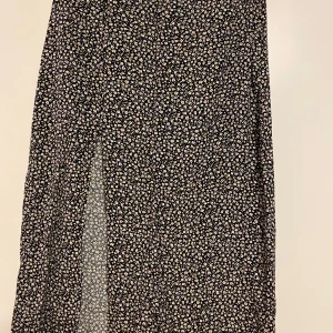 Kjol med slits - Så fin kjol med ett blommigt mönster och en slits på sidan. Märkt som strl 40. Men jag har i vanliga fall 36/38 så den är liten i storleken.