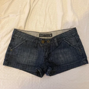 Lågmidjade jeansshorts  - Strl S midjemått rakt över: 40cm längd: 23cm💕
