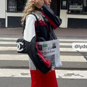 Bikerjacka NA-KD - Säljer denna Snygga bikerjacka från NA-KD i svart, rött och vitt som är aldrig andvänd och prislappen sitter kvar, original pris 799 men säljer den för 300☺️