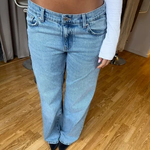 Ljusblå jeans med rak passform - Säljer min sambos jeans från Gina Tricot i fint skick. Storlek 38.