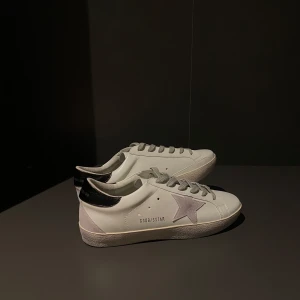 Golden Goose sneakers (herr) - Fräscha Golden Goose skor i storlek 42, perfekta för lite mer vardagliga evenemang. Vid frågor och funderingar är det bara att höra av sig!  OBS box ingår ej