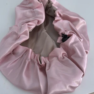 Rosa satin bonnet - Säljer denna rosa satin bonneten som aldrig är använd!