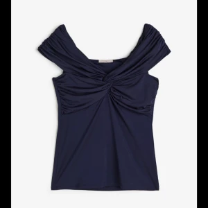 Mörkblå topp  - Jättefin mörkblå offshoulder topp från hm. Använd en gång💗💗