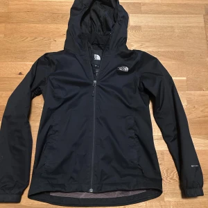 Svart vindjacka från The North Face - Säljer en svart vindjacka från The North Face  skick 7/10 STRL S 