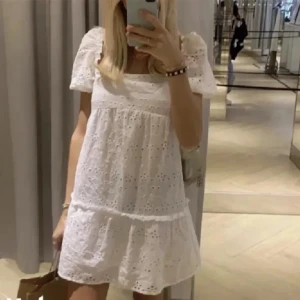 Vit klänning med broderidetaljer - Säljer nu denna superfina klänningen från hm, den är andvönd ett fåtal gånger!!! Perfekt för student eller midsommar. Bilderna är lånade så skicka om ni vill att jag tar egna bilder!💖💖💖