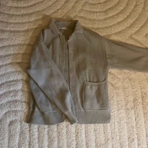  cardigan  - Säljer en fin cardigan från Zara i fint skick! Storlek s-m!!