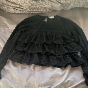 Blus från Gina tricot  - En fin blus från Gina tricot använd typ 3-5 gånger original pris 200-300