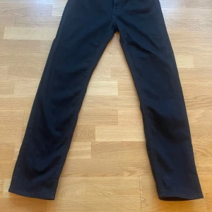 Svarta jeansbyxor från Totême - Snygga svarta jeans från Totême. Modellen heter Loose fit denim i storlek 27/34. Jeansen är riktigt fina, knappt använda. Rökfritt hem. Skickar paket som spårbart.