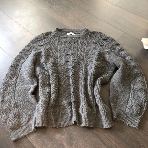 Grå stickad tröja från lager157 - Säljer en mysig grå stickad tröja från Lager157.