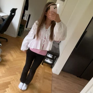 Vit blus - En jättefin vit blus från Gina tricot, bara använt 2 gånger då jag inte hittat nått tillfälle till att ha den, men den är perfekt att ha som vardagsblus, orginalpris 400, storlek xs, passar s oxå då man kan knyta den för o ändra passform. Pris kan diskuteras 