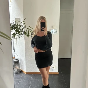 Svart minikjol - Supersnygg miniskirt från zara💋💋storlek 36 men passar även mig som vanligtvis har storlek 34💕