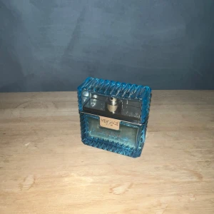 Versace eau fraiche sample - En riktigt fin sommar parfym för varma dagar. Pris: | 1 ml  30 kr || 3 ml  70 kr || 5 ml  95 kr ||         10 ml 170 kr.         Hela flaskan säljs för 500 kr. Hör av er vid intresse av köp