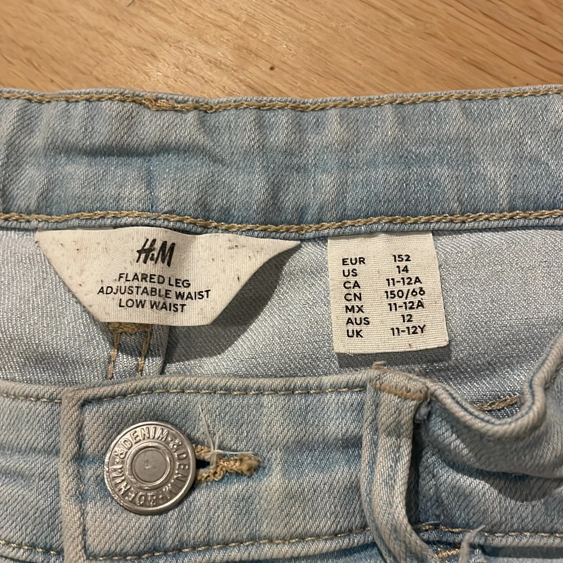 Ljusblå utsvängda jeans från H&M - 2