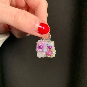 Berlock med pärlor - Egengjord gullig liten berlock med små pärlor i lila, blått, rosa och vitt!
