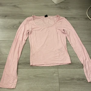 Rosa långärmad topp från Gina Tricot - Säljer en söt rosa långärmad topp från Gina Tricot. Toppen har en rund halsringning och är gjord i ett mjukt material som känns skönt mot huden. Perfekt för en avslappnad look. 💖