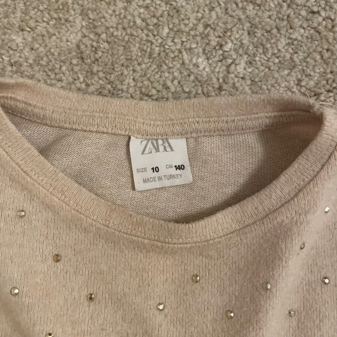 Tröja med ”nitar” - 1