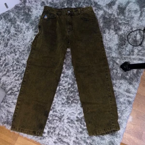 Polar 93 - Säljer mina feta 93or. Dom är i gott skick och har en snygg och unik färg. Og loggan vid fickan. Storlek 30/32. Hör av dig vid frågor eller funderingar.