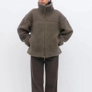 Teddyjacka - Teddyjacka från Gina! Endast testad med prislapp kvar! 