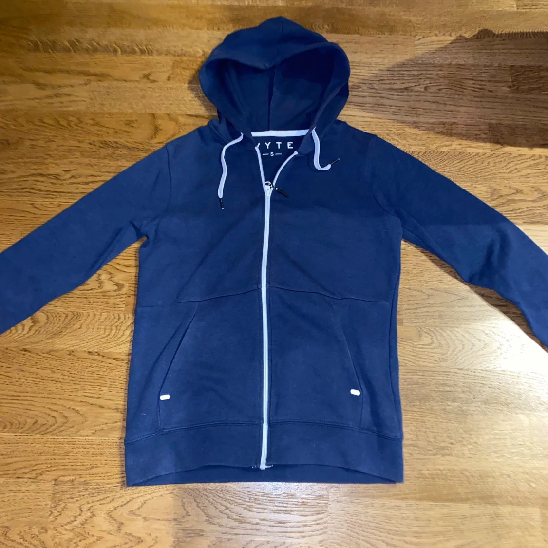 Blå hoodie från Wyte - 1