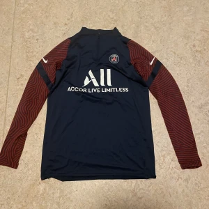 PSG långärmad tröja - Säljer en stilren mörkblå fotbollströja från PSG. 