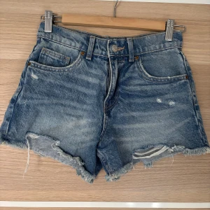 Blå jeansshorts med fransar - Snygga blå jeansshorts från Zara med fransiga kanter❣️Säljer då de är för små för mig, använda fåtal gånger så dem är i bra skick.
