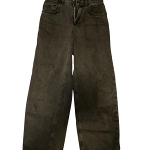 Svarta baggy jeans - Storlek 28 W och 30 L | Skick - 8/10, har inga hål eller fläckar. | Ju mer du köper, desto billigare blir det 👍                                                                                  Skriv gärna till mig ifall du har några övriga frågor.
