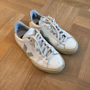 Veja sneakers - Säljer ett par vita sneakers från Veja med ljusgröna detaljer. Dem är välanvända men fortfarande fina
