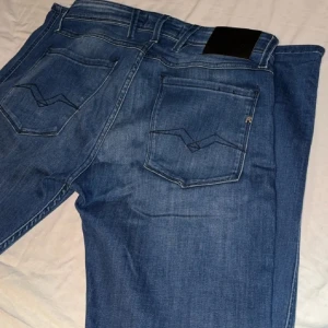 Replay jeans - Säljer dessa jeans som vart använda ett par gånger men inget som syns|| storlek W29 L33|| perfekt för dig som är mellan lång eller längre|| skriv vid funderingar mvh br✌🏽✌🏽