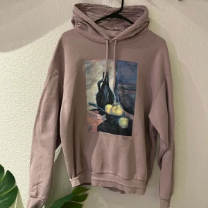 Ljuslila hoodie - Säljer min hooodie från monki för 140kr i strl s