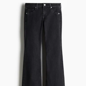Svarta low waist bootcut jeans - Säljer ett par snygga svarta jeans från H&M i storlek 38. De är i nyskick då ja inte har använt dom sen ja köpte dom! 👖💋Midjemåttet är 74 och innerbensmåttet är 81🤗🎀