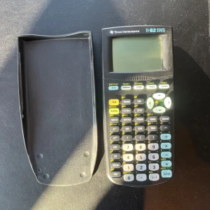 Texas Instruments TI-84 Plus CE-T Python Edition Miniräknare - Grafikräknare med Python-stöd, perfekt för avancerade matematiska beräkningar och programmering. Den har en tydlig display och ett användarvänligt tangentbord. Fri frakt ingår i priset. Till matte på gymnasium nivå