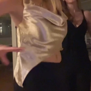 Guldig satinlinne - Snygg guldig satinlinne med draperad framsida