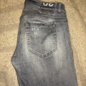 Dondup jeans - Grå Dondup jeans i George modellen, alla slitningar är orginal. Dåliga är att D:et som ska vara på bakfickan har gått av. Priset är satt baserat på det. Hör gärna av dig om det är något du funderar över. Leon