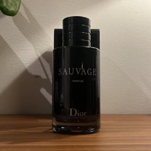 Sauvage Parfum från Dior - Säljer en flaska Sauvage Parfum från Dior. Helt oanvänd då jag hade den i min samling. Nypris 1150, 100 ml flaska kan gå ner i pris vid snabb affär